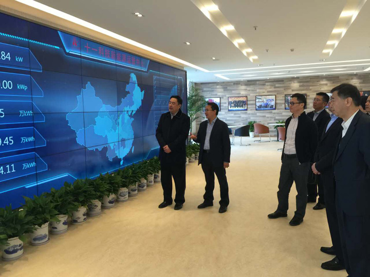 1493792210775722.jpg 1.余才志向趙振元同志講解運(yùn)管中心情況.jpg