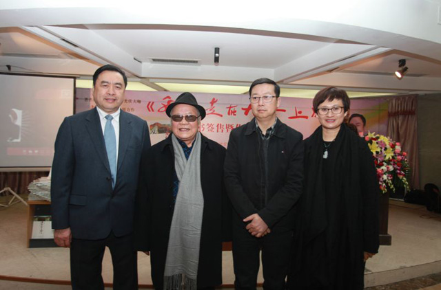 16-趙振元和四川人民出版社社長黃立新、中外散文詩學(xué)會主席、著名作家海夢親切合影.jpg