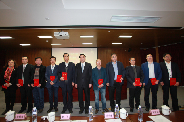 21-十一科技股份公司執(zhí)行班子成員何平、王明云、王毅勃、孫明、白焰、余才志、王利、萬里浪、季超、姚紅親切合影.jpg