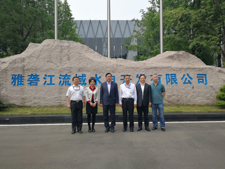 1-趙振元董事長一行與雅礱江祁寧春總經(jīng)理、吳世勇副總經(jīng)理、戰(zhàn)略發(fā)展部副主任周永與親切合影.jpg