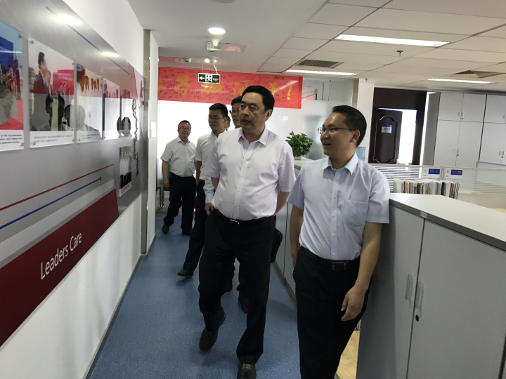 11-趙院長(zhǎng)同志參觀天津分院辦公室，并親切看望分院的同志們.jpg